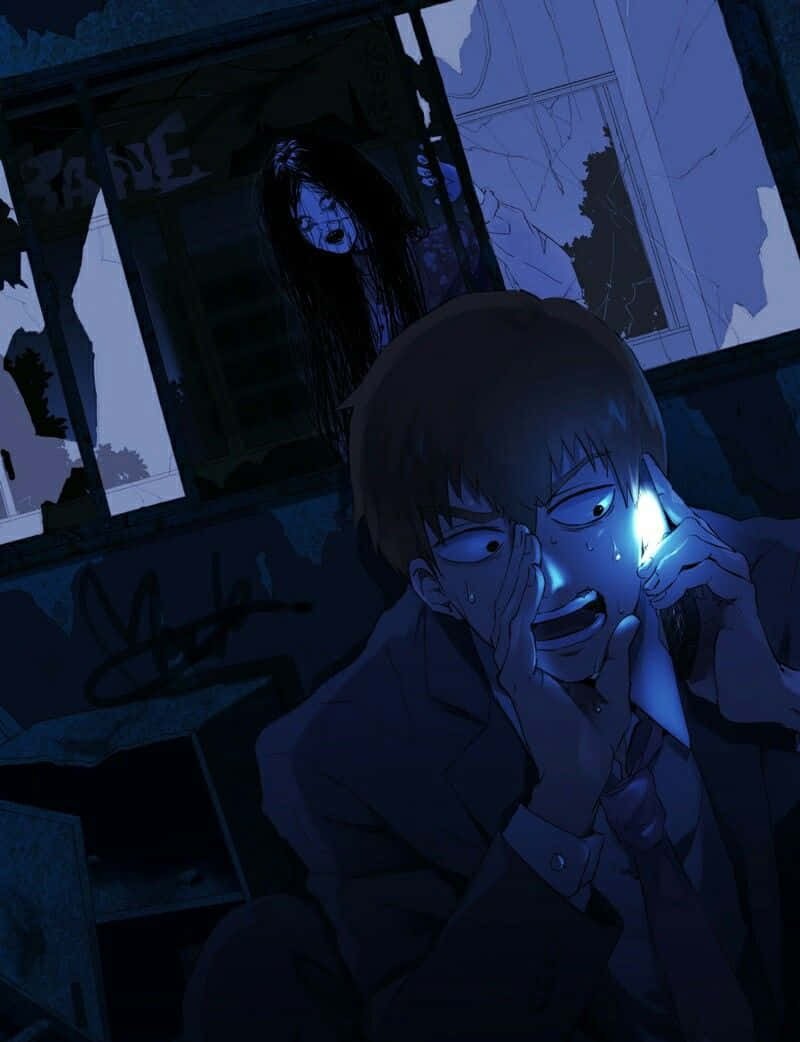 Arataka Reigen 桌布 壁紙 — 一個驚恐的動畫男孩尖叫，一個幽靈般的身影在破損的窗戶後面隱現，房間是深藍色的廢墟。