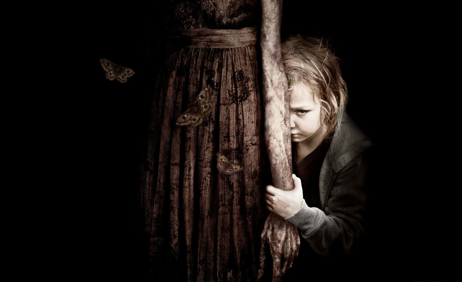 Scary Movies 桌布 壁紙 — 一個驚恐的孩子緊抓著樹幹，而一個帶有蛾狀翅膀的陰影人物在黑暗的森林中從他們身後逼近。