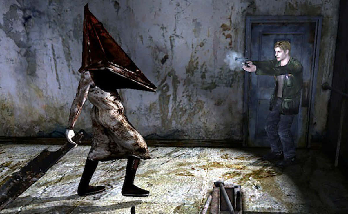 Silent Hill Characters 桌布 壁紙 — 一個驚恐的男子在一個破舊的房間裡向一個戴著三角帽、手持血淋淋刀刃的高聳身影開槍。