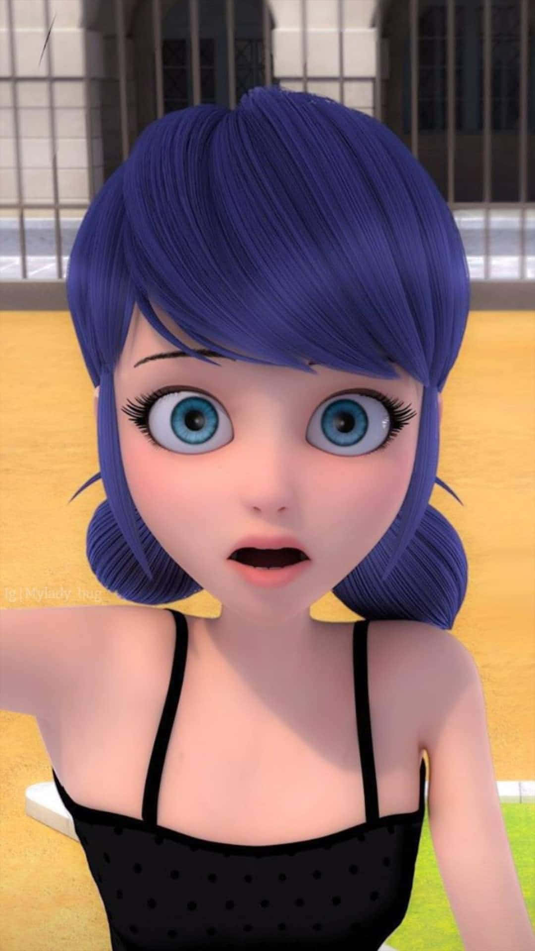Marinette 桌布 壁紙 — 一個驚訝的動漫女孩，擁有鮮豔的藍色頭髮和眼睛，睜大眼睛凝視著觀眾。