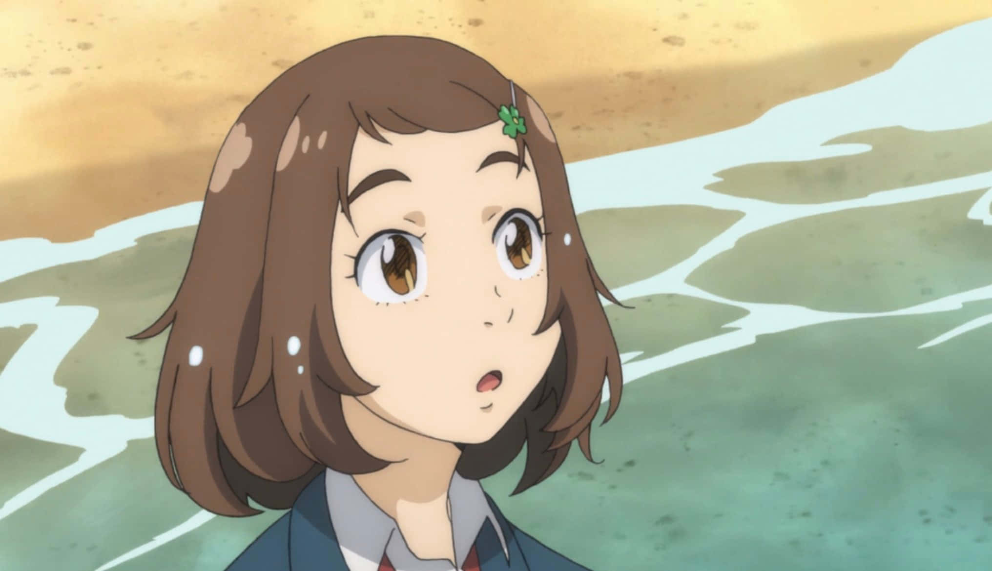 Flcl Alternative 桌布 壁紙 — 一個驚訝的動漫女孩，棕色頭髮和一個三葉草髮夾，站在海浪旁。