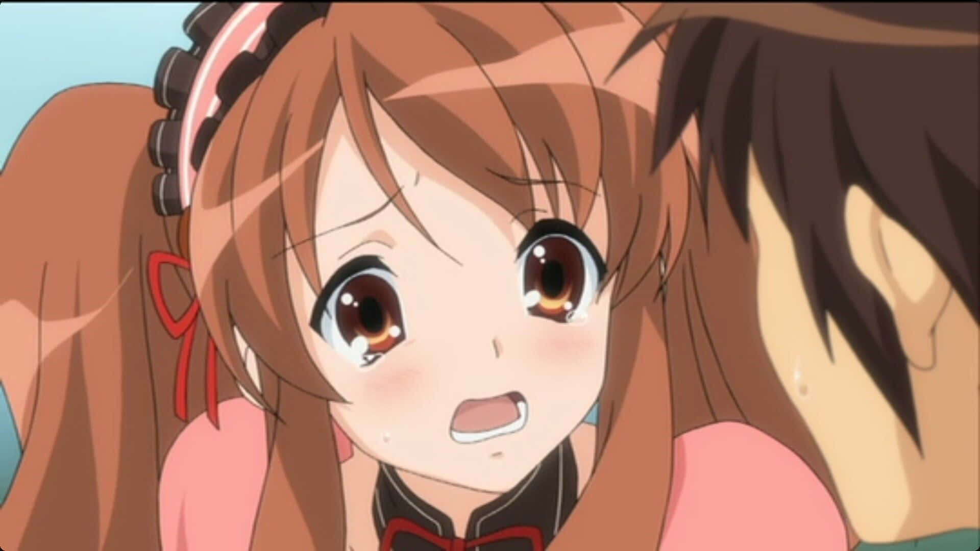 Mikuru Asahina 桌布 壁紙 — 一個驚訝的動漫女孩，棕色頭髮和大眼睛，抬頭看著旁邊的人。