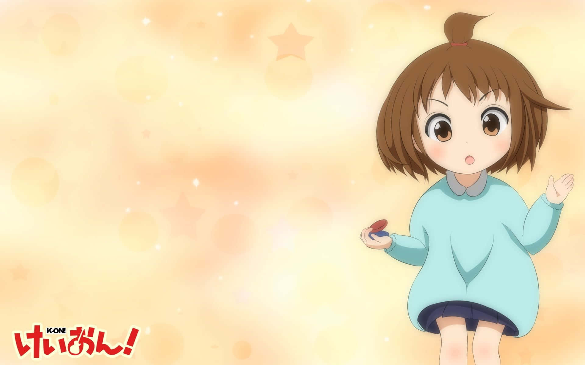 yui hirasawa 桌布 壁紙 — 一個驚訝的動漫女孩，棕色頭髮盤成髮髻，在溫暖發光、帶有星星散景的背景前拿著一個紅色物體。