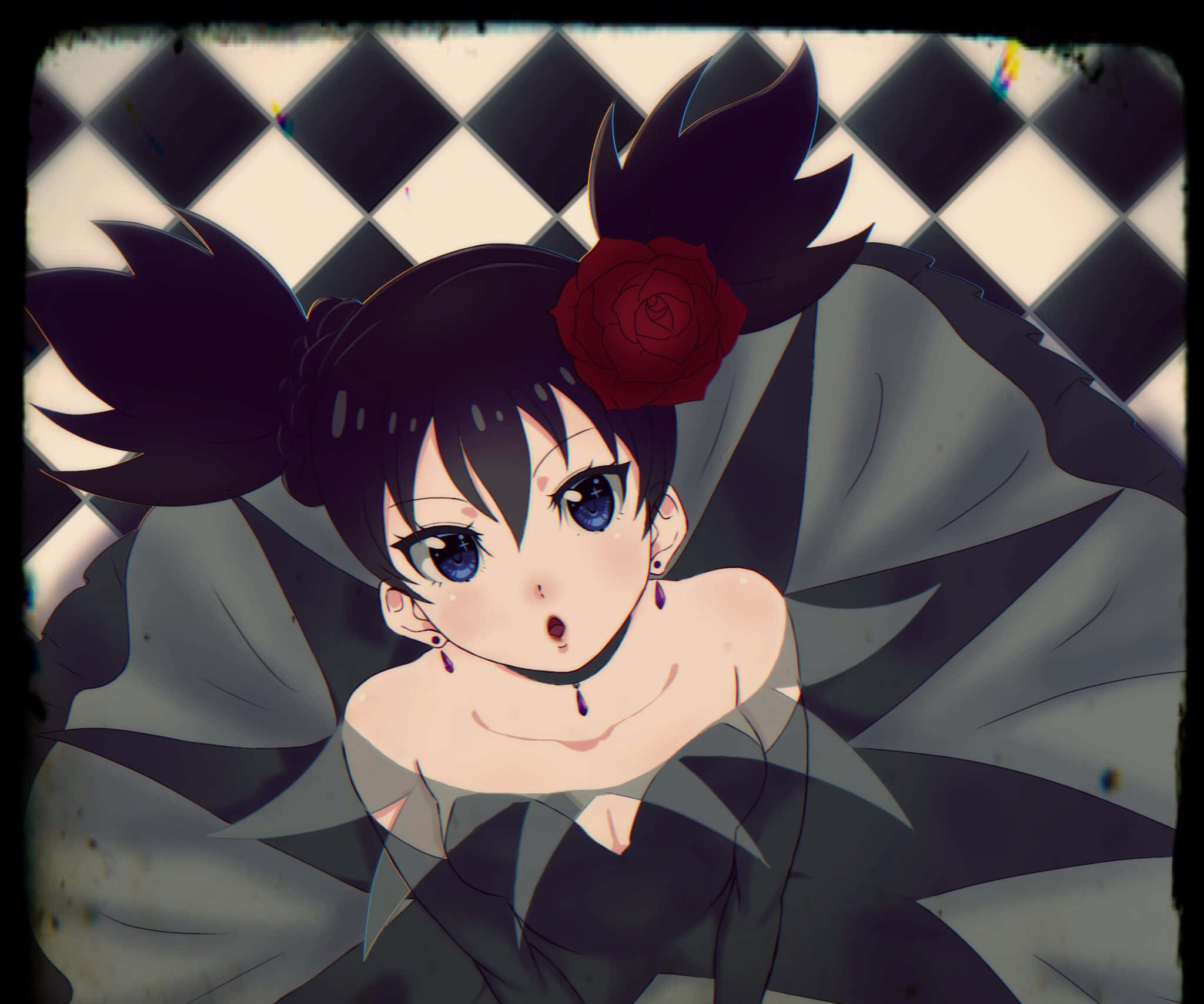 Kuromi Fanart 桌布 壁紙 — 一個驚訝的動漫女孩，藍眼睛，黑髮上飾有紅玫瑰，凝視著格子背景。