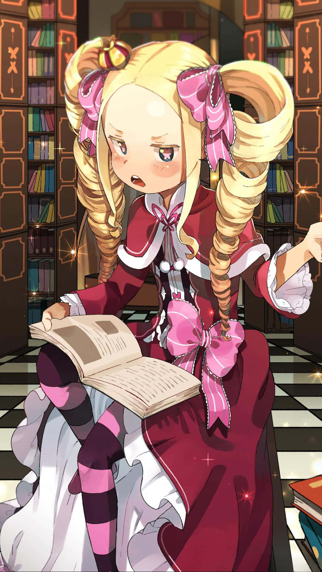 Re Zero Beatrice 桌布 壁紙 — 一個驚訝的動漫女孩，金色雙馬尾和粉色蝴蝶結，在一個有發光書架的宏偉圖書館裡看書。