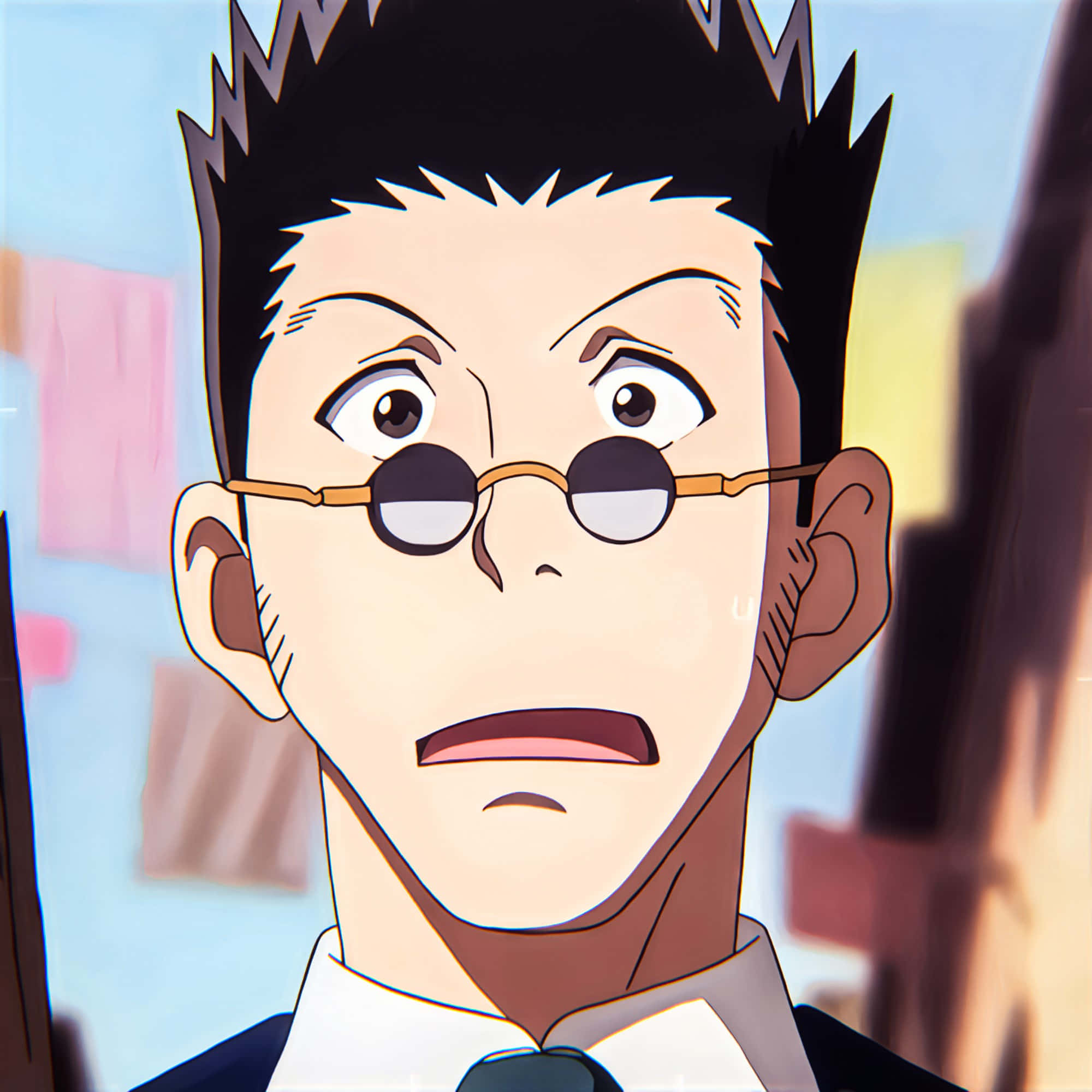 Leorio Paradinight 桌布 壁紙 — 一個驚訝的動漫男子，有著刺刺的黑髮和圓框眼鏡，在明亮的城市環境中睜大眼睛凝視。