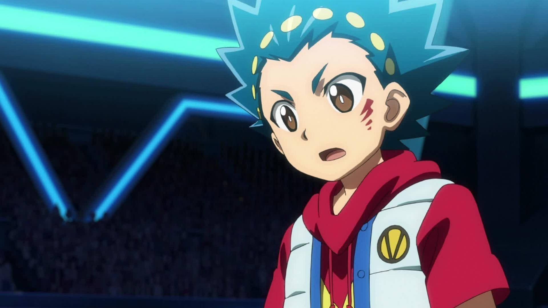 Beyblade 桌布 壁紙 — 一個驚訝的動漫男孩，藍色尖刺頭髮，紅色連帽衫，站在昏暗的競技場中，藍色燈光閃爍。