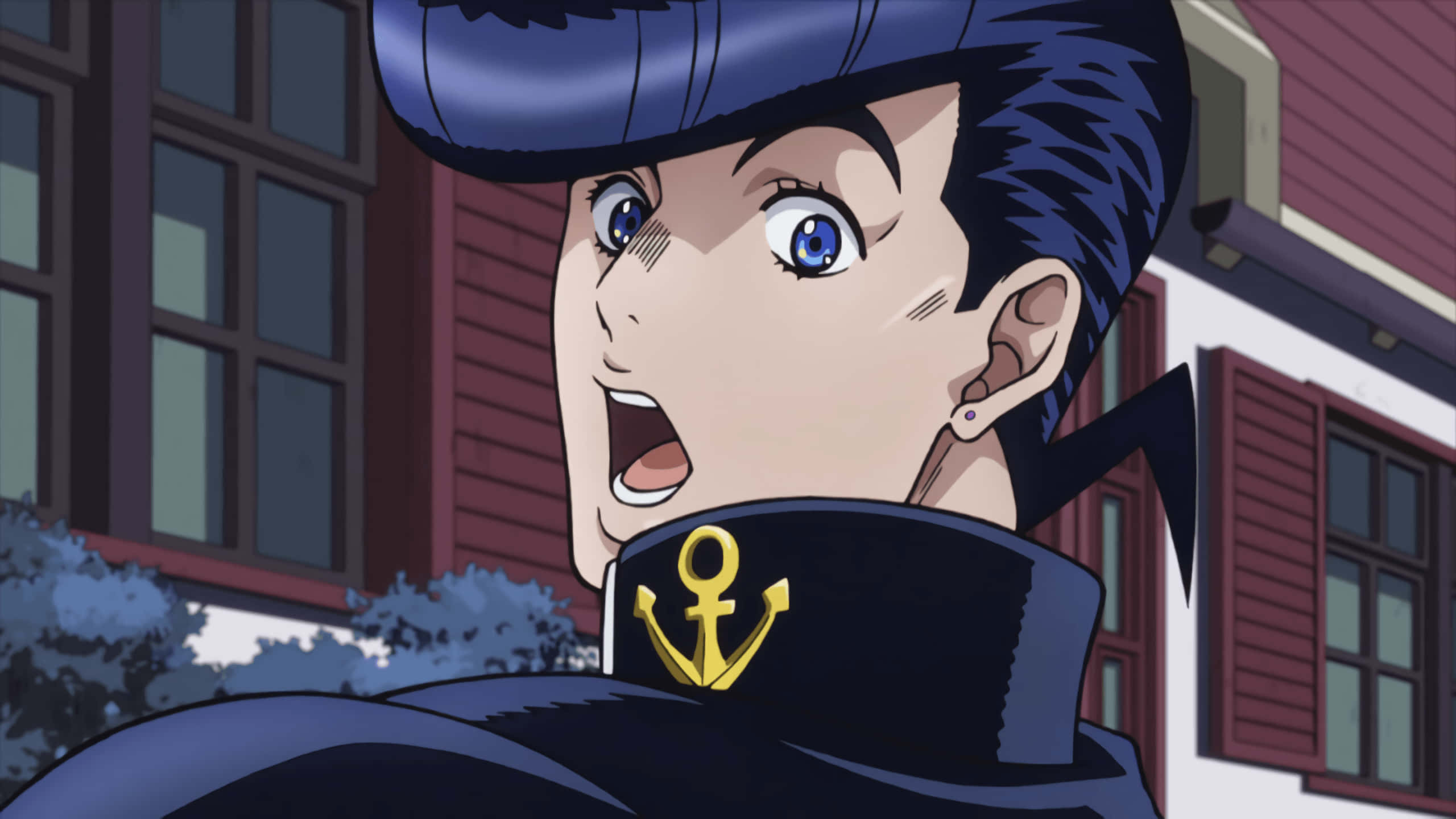 Josuke Higashikata 桌布 壁紙 — 一個驚訝的動漫角色，藍色頭髮和藍色眼睛，穿著一件帶有金色錨標誌的深色外套，背景是紅色建築物。