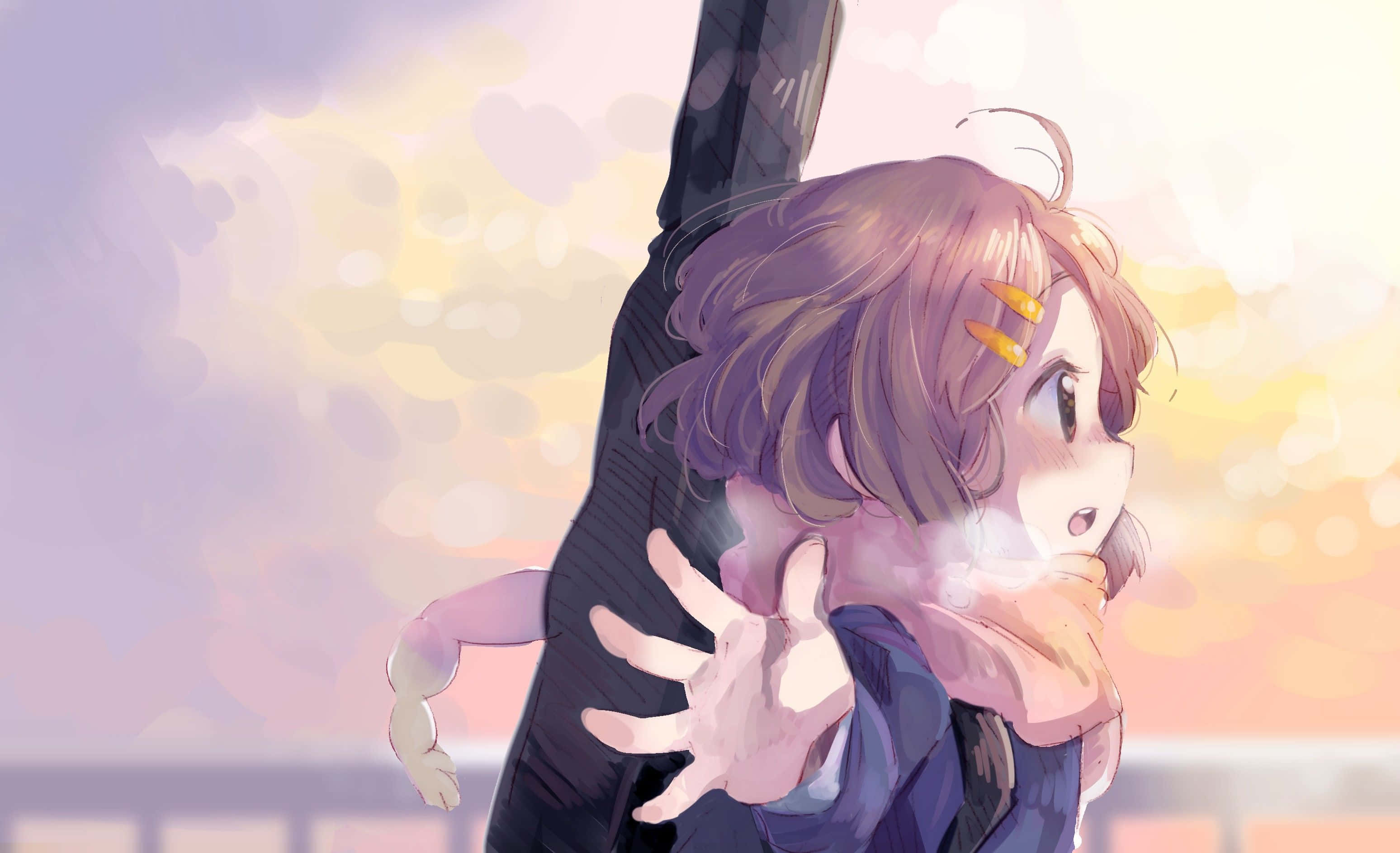 yui hirasawa 桌布 壁紙 — 一個驚訝的紫髮動漫女孩在柔和的粉彩日落天空下緊貼著一根黑暗的柱子。