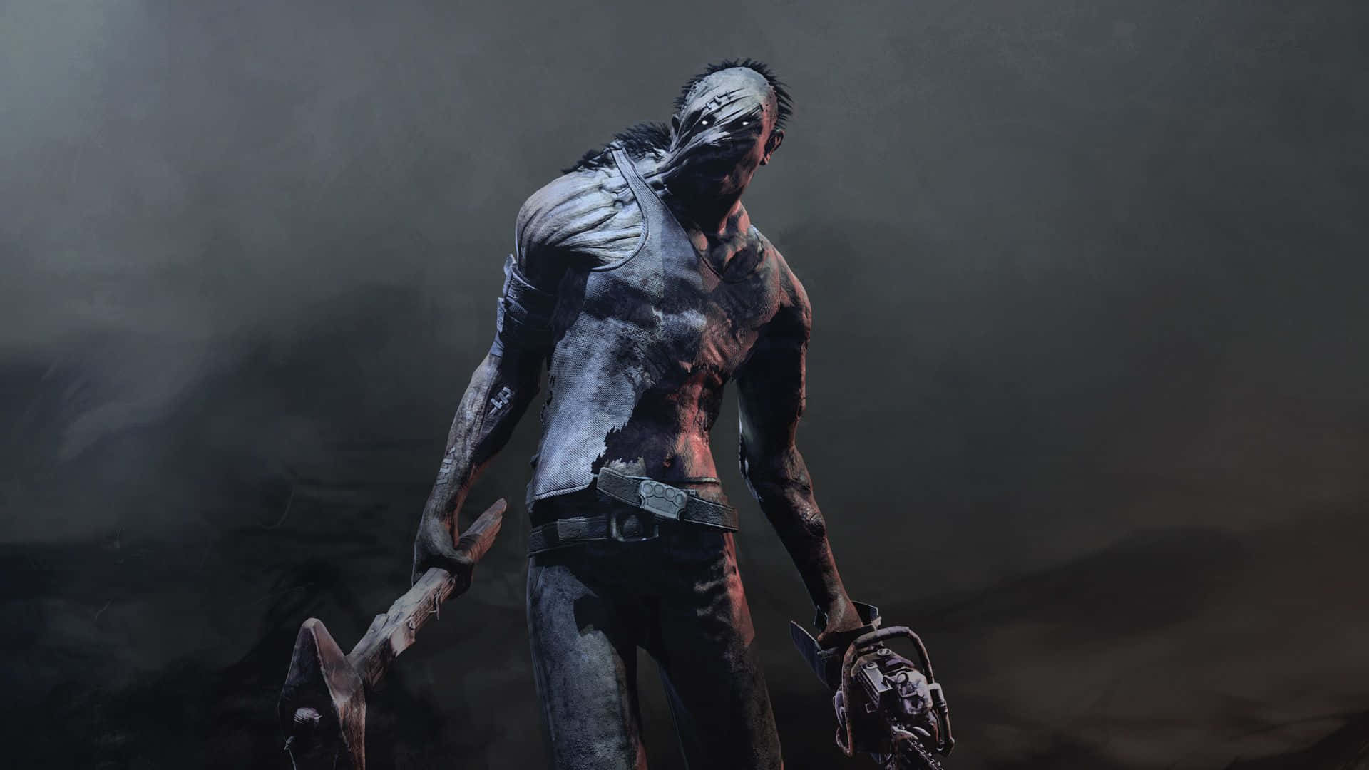 Dead By Daylight Killers 桌布 壁紙 — 一個骯髒、肌肉發達的男人，頭上纏著繃帶，手持電鋸，在黑暗煙霧彌漫的環境中威脅地站立。
