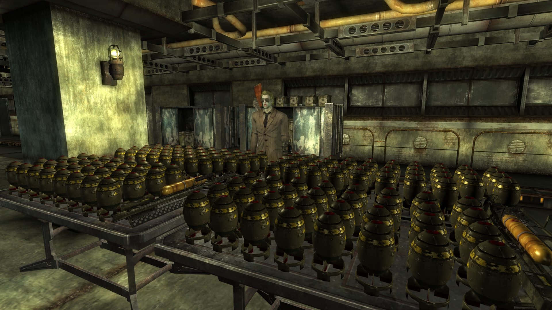 Fallout Nuke 桌布 壁紙 — 一個骯髒的工業房間，裡面擺滿一排排炸彈殼，還有一個穿著淺色西裝的人手持武器。