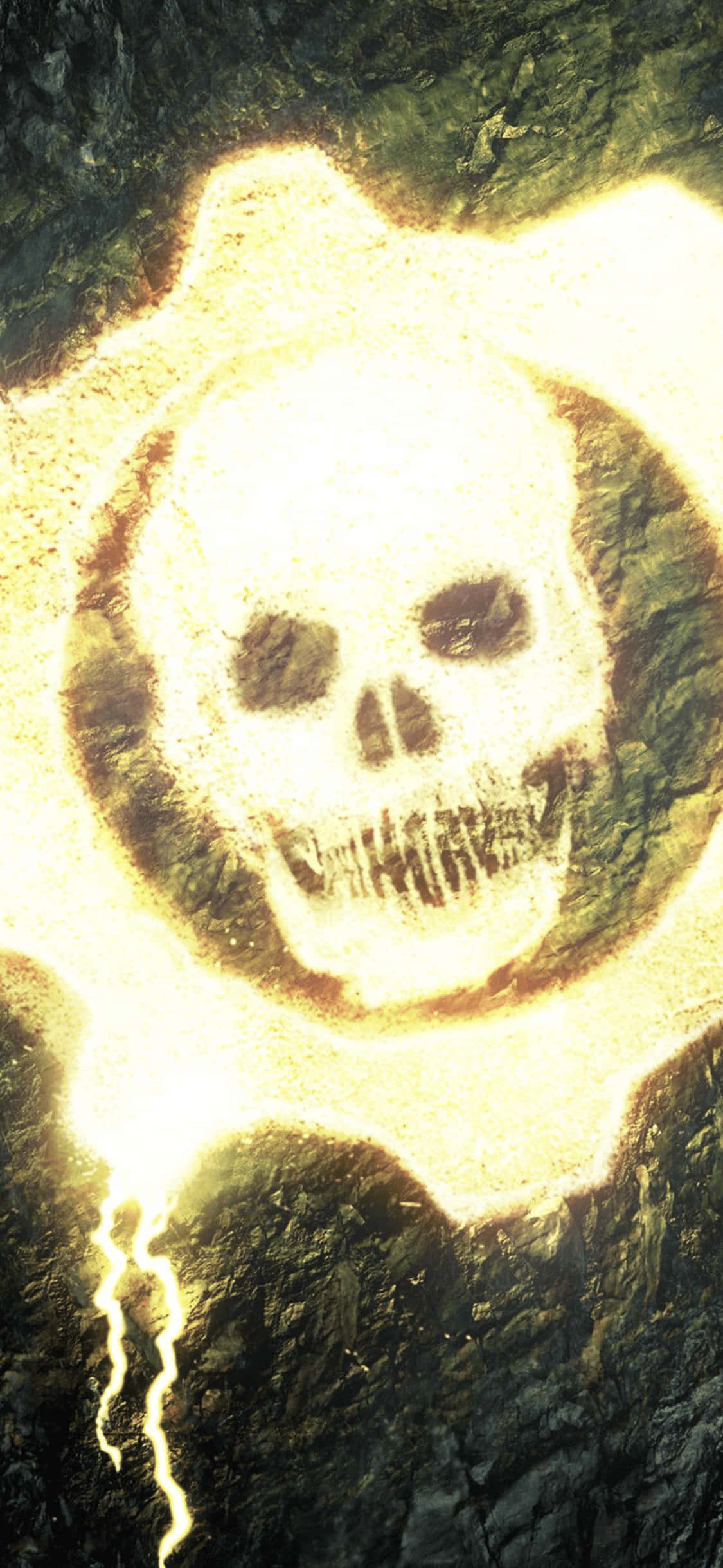 一個骷髏位於發光的圓環中央 壁紙 — 一個發光的骷髏頭雕刻在岩石表面，下方有閃電擊中。