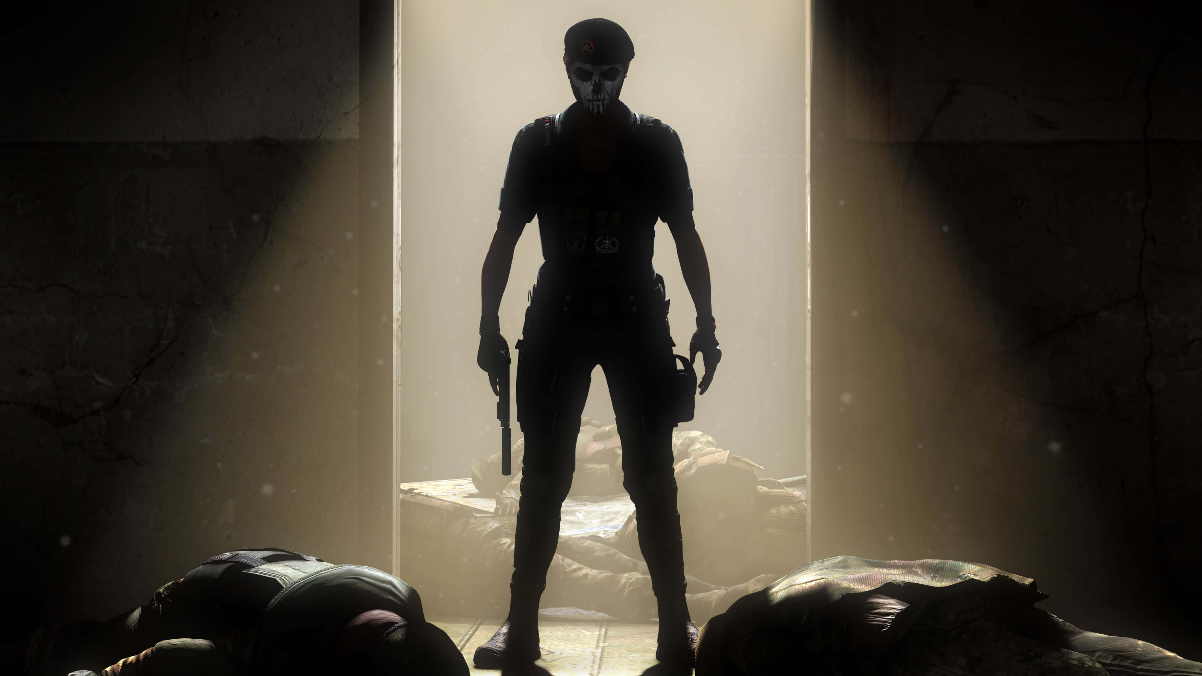 Rainbow Six Siege Caveira 桌布 壁紙 — 一個骷髏臉的士兵站在門口，手持槍支，腳下有兩個倒下的身影，在一個灰塵瀰漫、昏暗的房間裡。