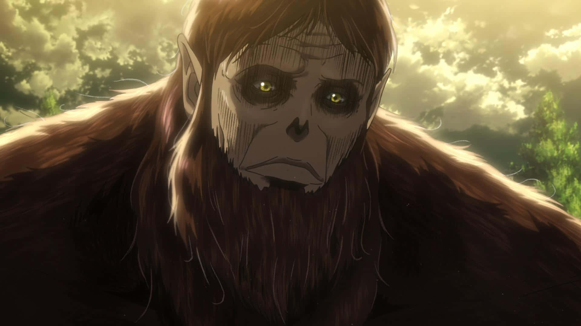 Beast Titan 桌布 壁紙 — 一個高大的巨人，有著蓬亂的棕色頭髮和發光的黃色眼睛，在陰沉的天空下凝視著。