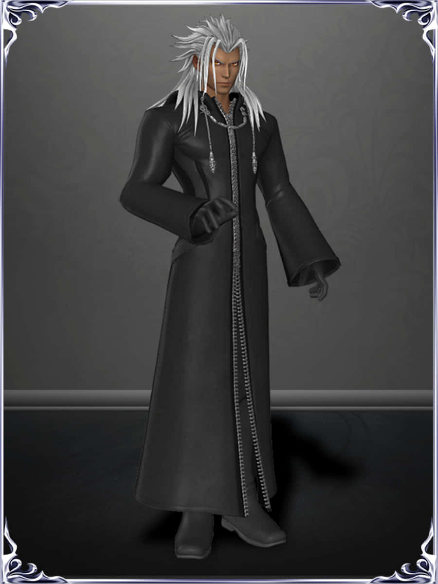 Kingdom Hearts Xemnas 桌布 壁紙 — 一個高大的銀髮動漫角色，身穿帶有銀鏈細節的黑色長外套，自信地站在深灰色工作室背景前。