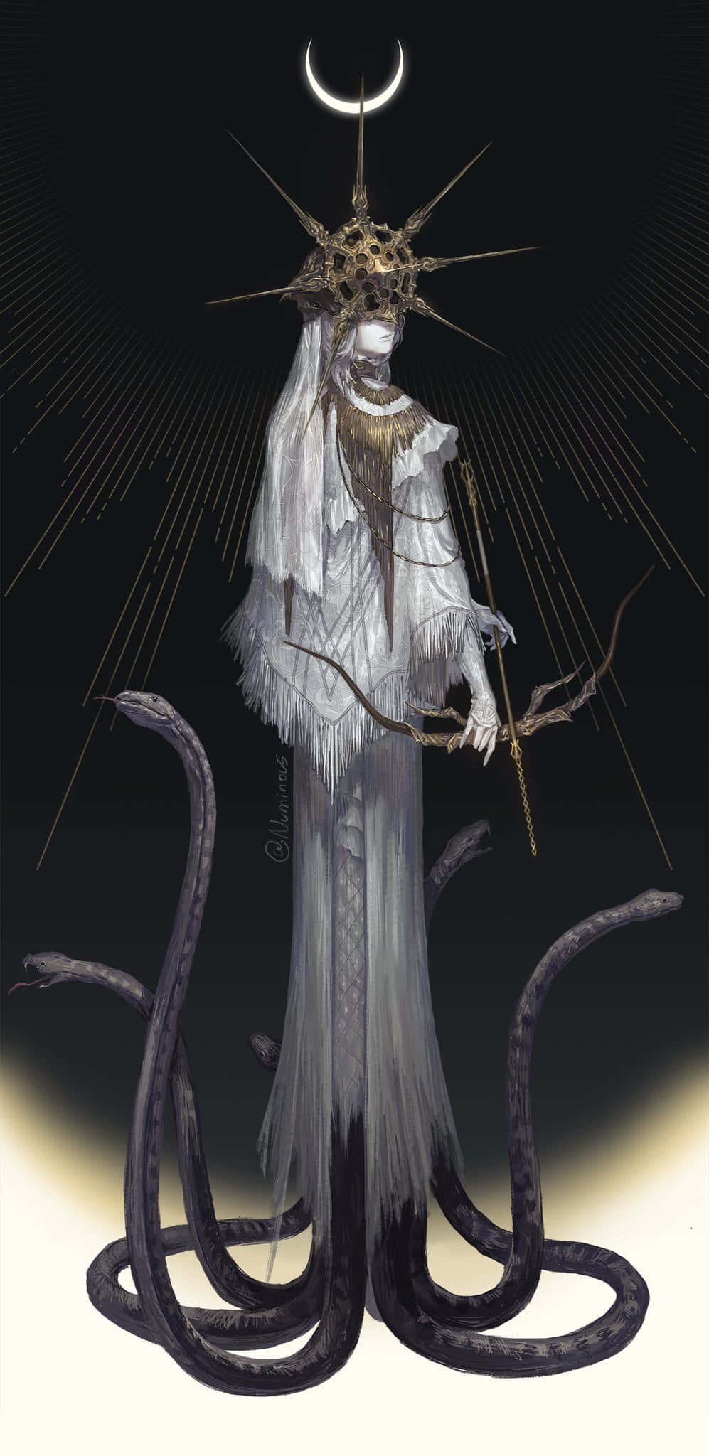Dark Sun Gwyndolin 桌布 壁紙 — 一個高大蒼白的身影，戴著尖刺王冠，身穿飄逸白袍，站在纏繞的蛇上，背景是一彎新月。