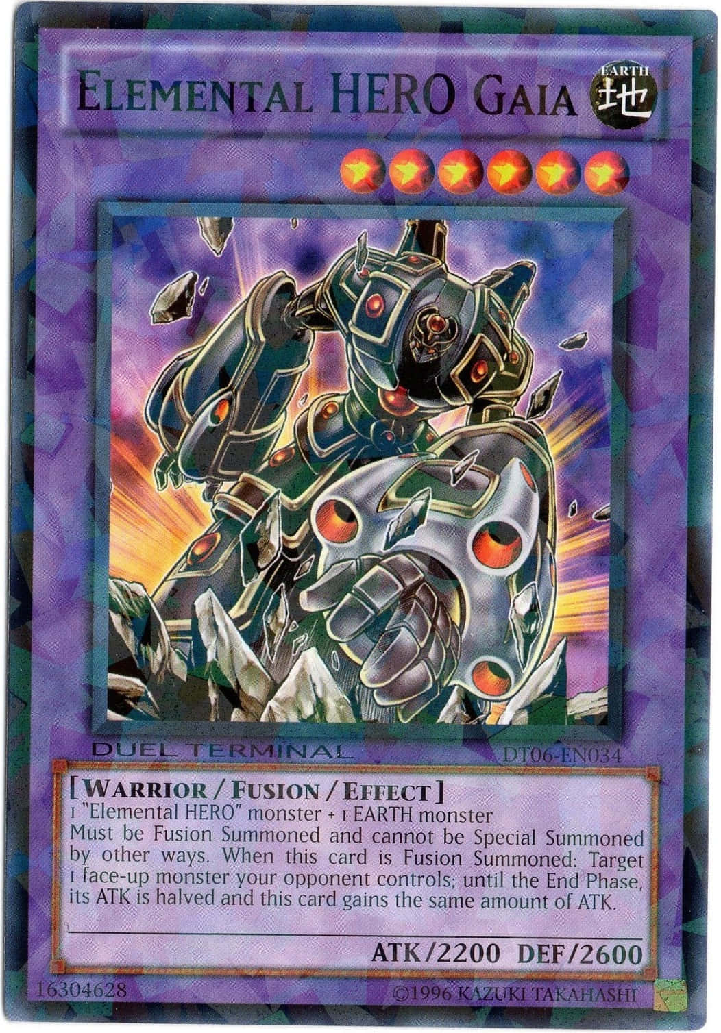 Yugioh Elemental Hero 桌布 壁紙 — 一個高聳的裝甲機器人，有著發光的紅色眼睛和地球主題設計，在充滿活力的紫色和橙色宇宙背景下強勢站立。