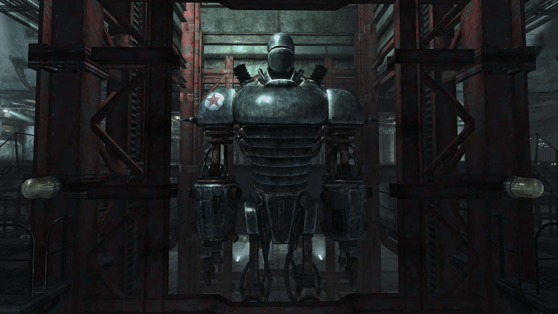Liberty Prime 桌布 壁紙 — 一個高聳的裝甲機械人帶有紅色星星標誌，站在一個昏暗的工業設施中，周圍是生鏽的金屬樑。