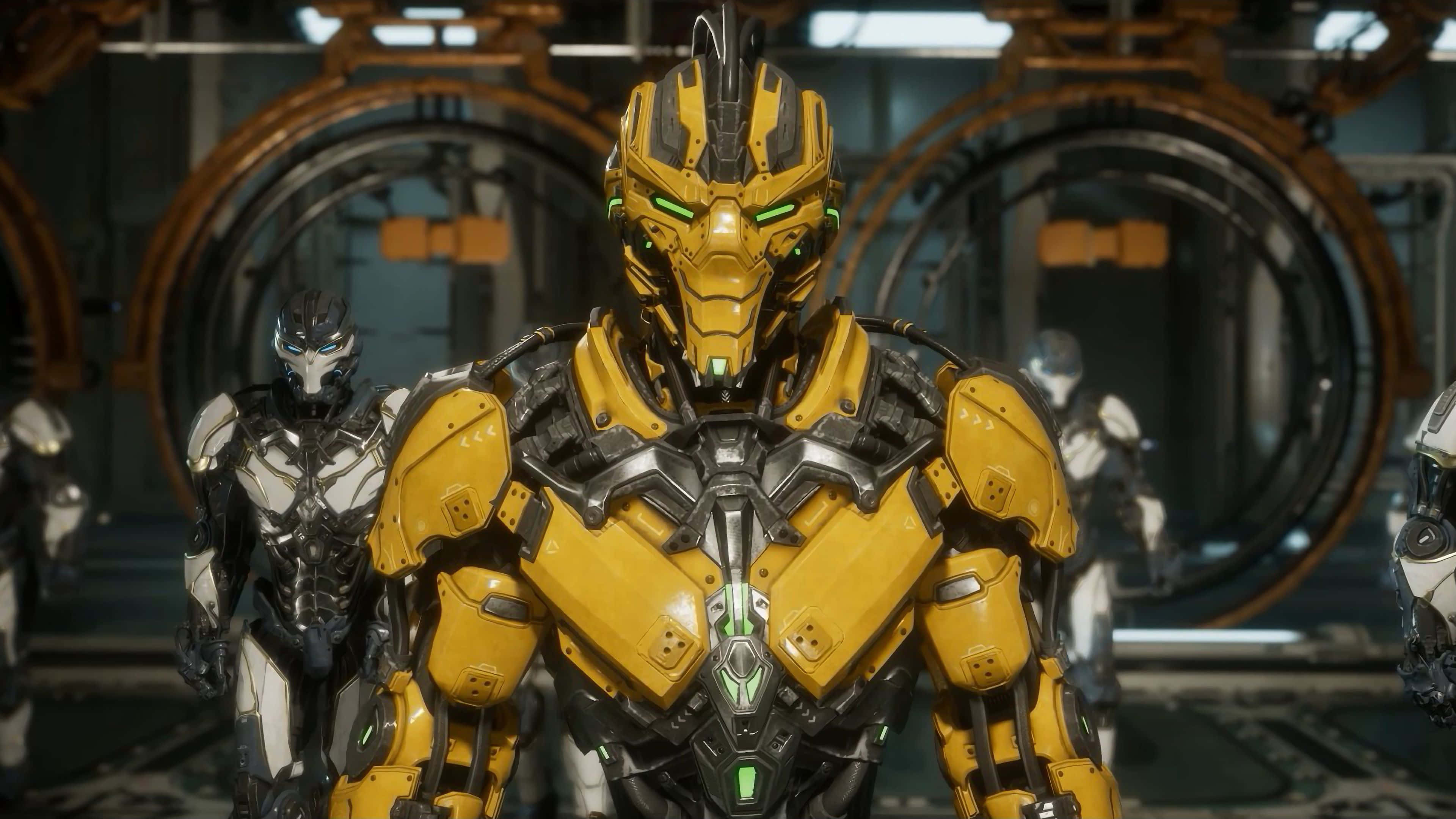 Mortal Kombat Triborg 桌布 壁紙 — 一個高聳的黃黑配色裝甲機械人，擁有發光的綠色眼睛，站在未來工業艙內，兩旁有其他機械人形象。