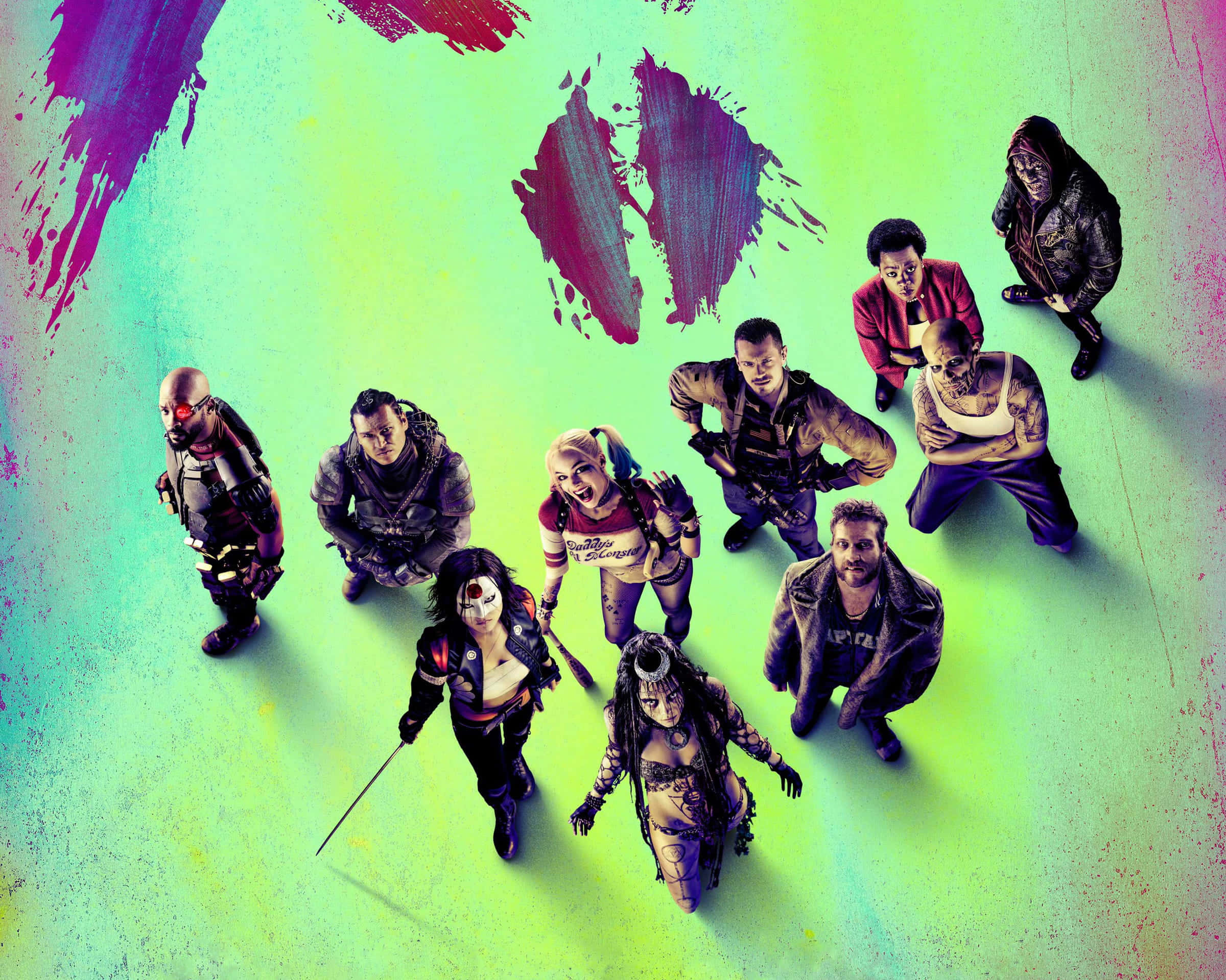 Suicide Squad 桌布 壁紙 — 一個高角度拍攝，八個風格化的漫畫角色在充滿活力的綠色和紫色油漆飛濺背景上動態擺姿勢。