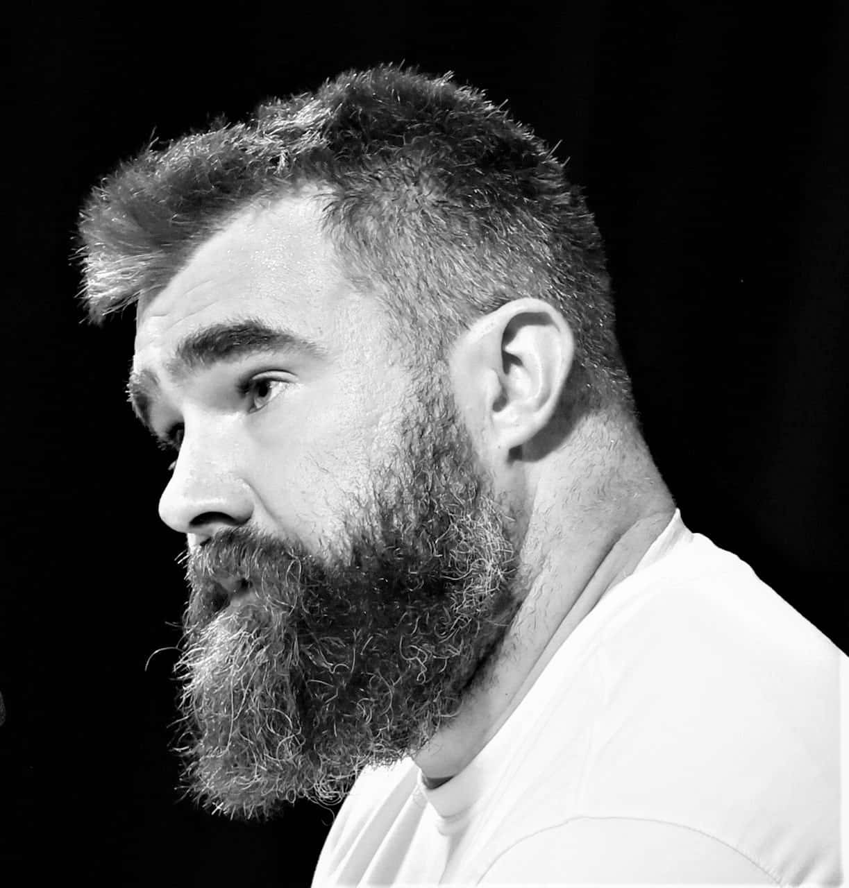 Jason Kelce 桌布 壁紙 — 一個鬍鬚男人側面輪廓的黑白肖像，背景為深色。