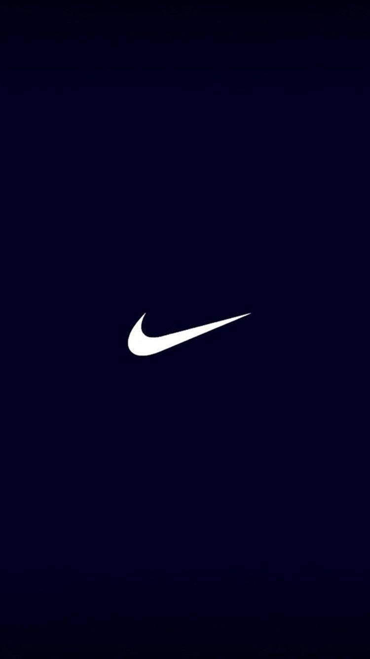 Dark Blue Nike iPhone Background 壁紙 — 一個鮮明的白色Nike剔號標誌，居中於深海軍藍色背景上。