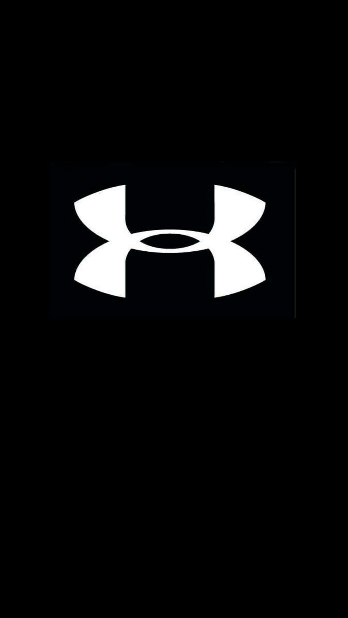Under Armour x Project Rock 壁紙 — 一個鮮明的白色Under Armour標誌居中於純黑色背景上。
