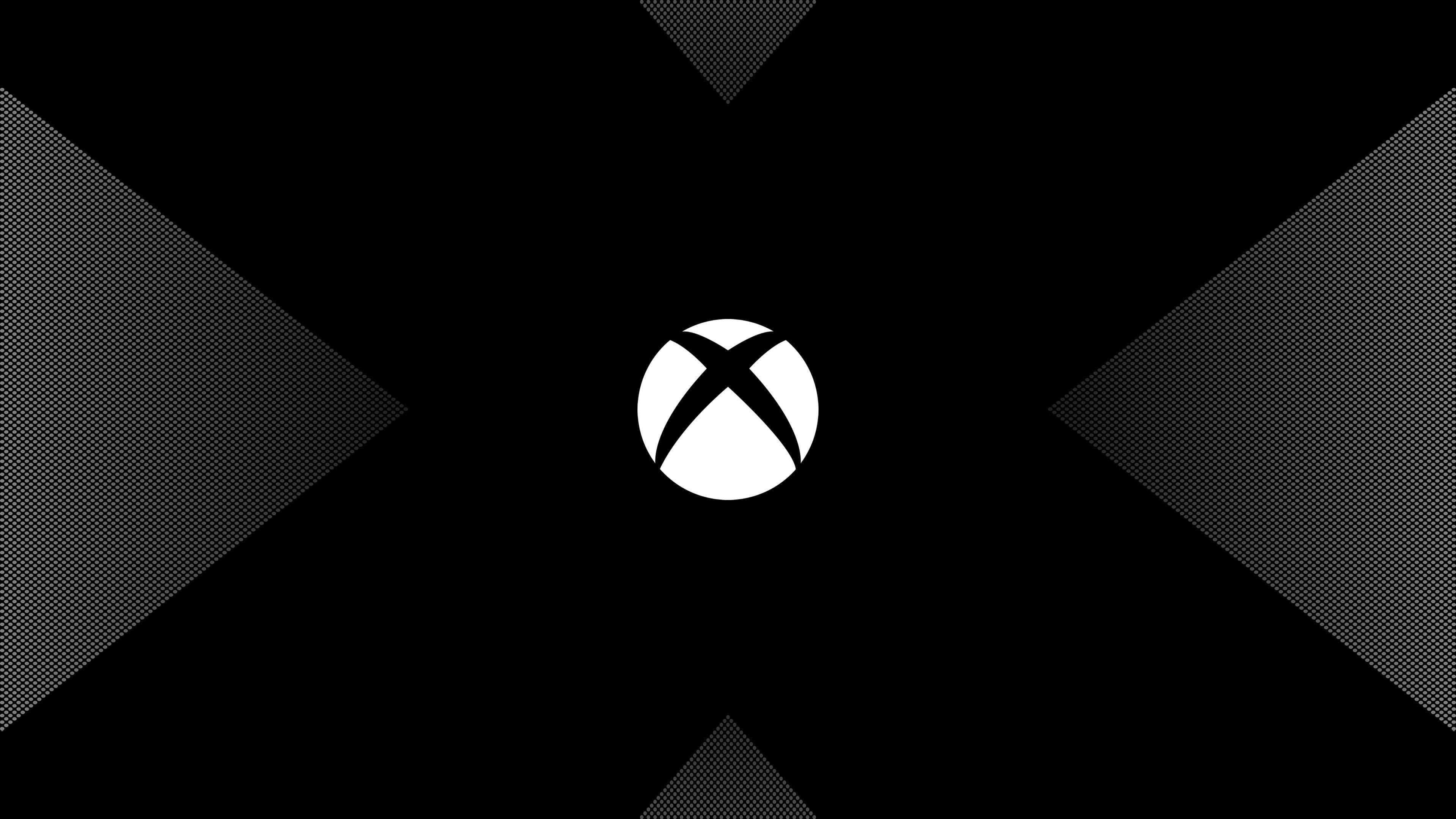 4K Gaming Consoles 桌布 壁紙 — 一個鮮明的白色Xbox標誌居中於黑色背景上，帶有向外輻射的半色調漸變三角形。