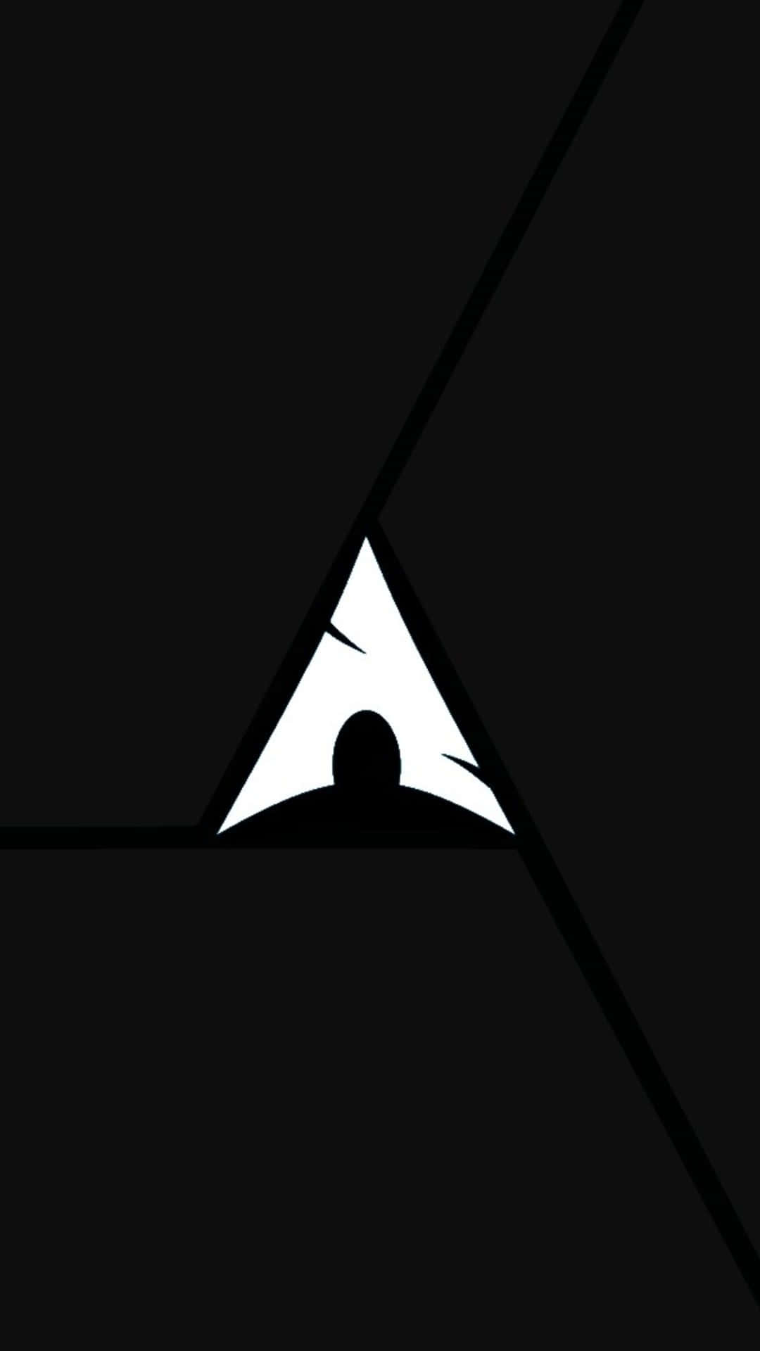 Arch Linux 桌布 壁紙 — 一個鮮明的白色三角形標誌，中央有一個黑色頭部剪影，背景為黑色並由對角線分割。