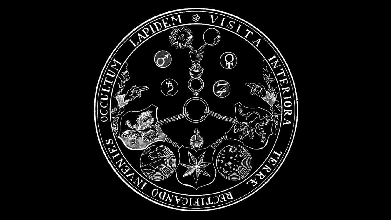 Alchemy 桌布 壁紙 — 一個鮮明的白色煉金術符號，帶有拉丁文文字和天體圖案，居中在黑色背景上。