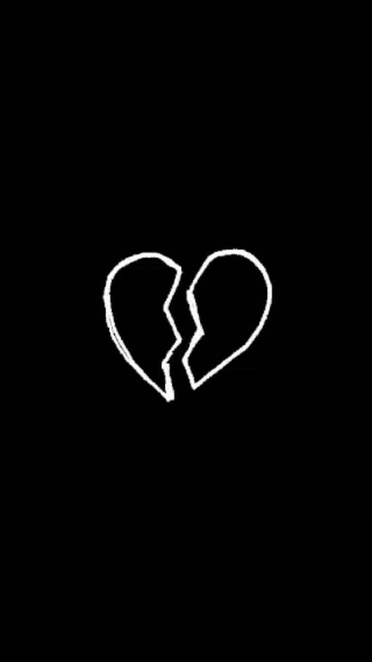 Aesthetic Black Heart 桌布 壁紙 — 一個鮮明的白色粉筆狀破碎心形符號，居中放置在純黑色背景上。