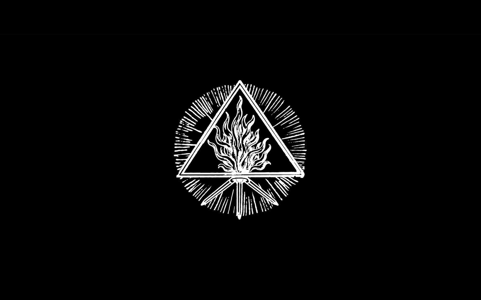 Alchemy 桌布 壁紙 — 一個鮮明的白色線條藝術符號，三角形內有一團火焰，周圍有放射線，背景為黑色。