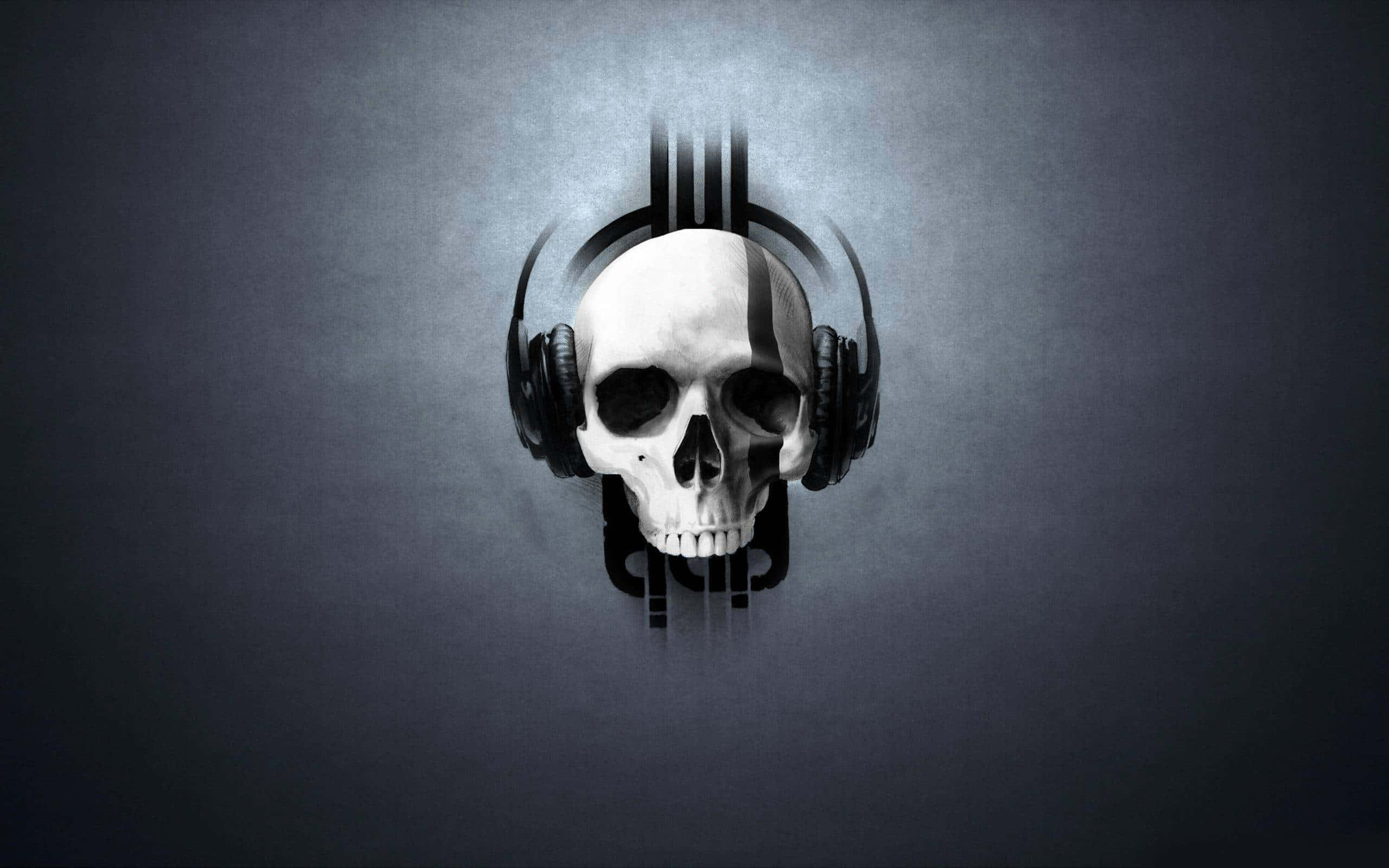skulls 桌布 壁紙 — 一個鮮明的白色骷髏頭戴著黑色耳機，背景是深灰色紋理，帶有戲劇性的燈光效果。