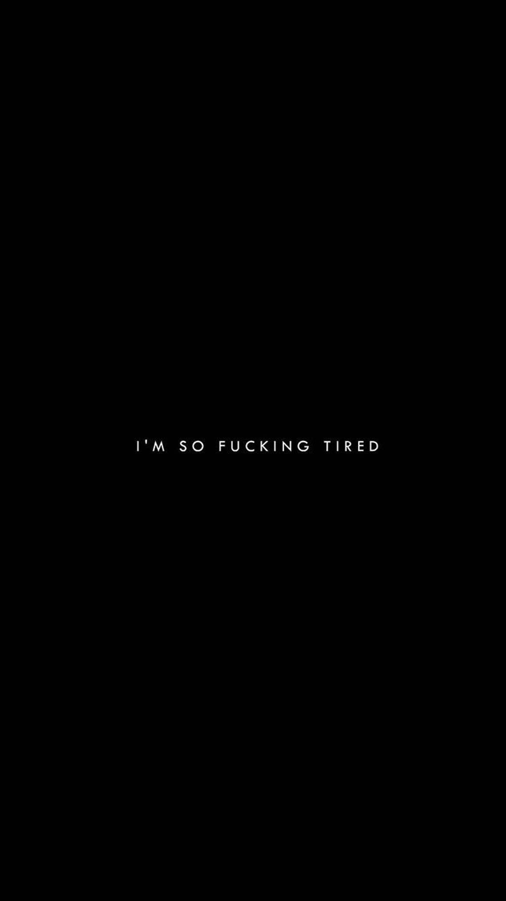 tired 桌布 壁紙 — 一個鮮明的黑色背景，中央顯示粗體白色文字「我他媽的累死了」。