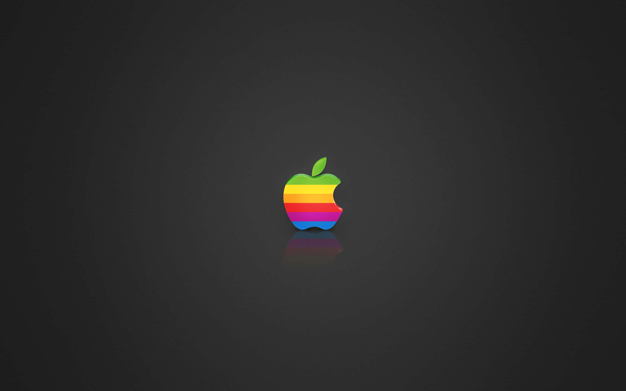 蘋果標誌 桌布 壁紙 — 一個鮮豔的彩虹條紋Apple標誌，居中在深灰色漸變背景上，帶有微妙的倒影。