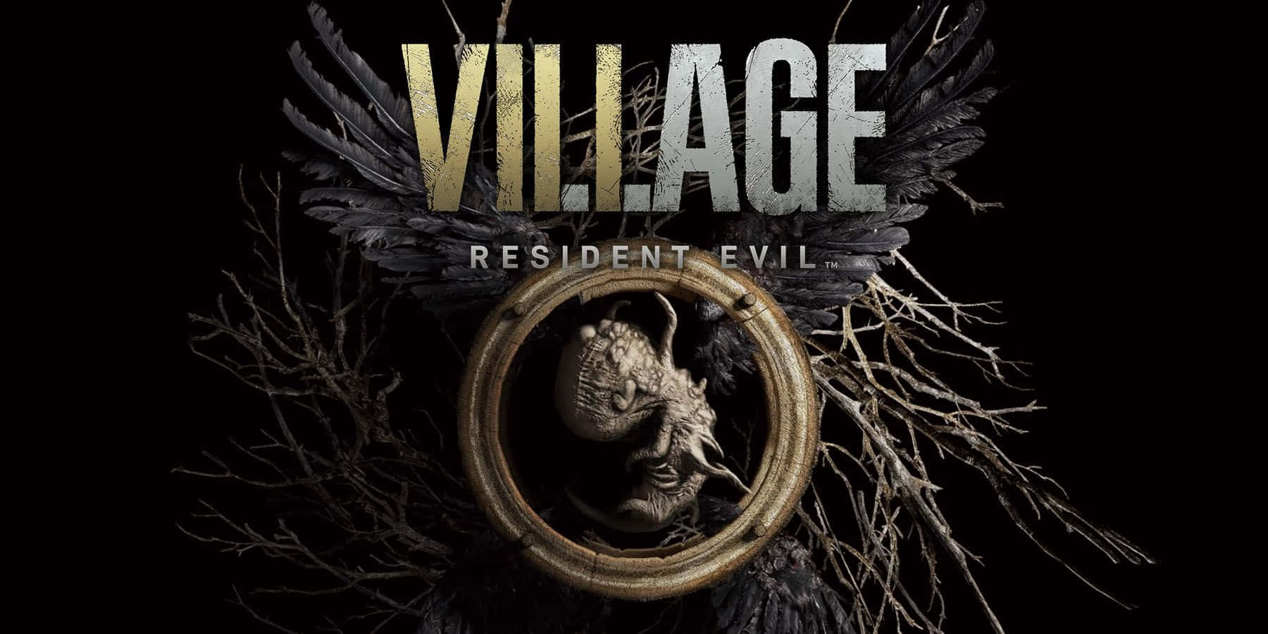 Resident Evil Village 桌布 壁紙 — 一個黑暗恐怖遊戲標誌，用於「Village」，特點是在一個生鏽的環中有一個怪誕的臉，周圍環繞著黑色羽毛和樹枝。