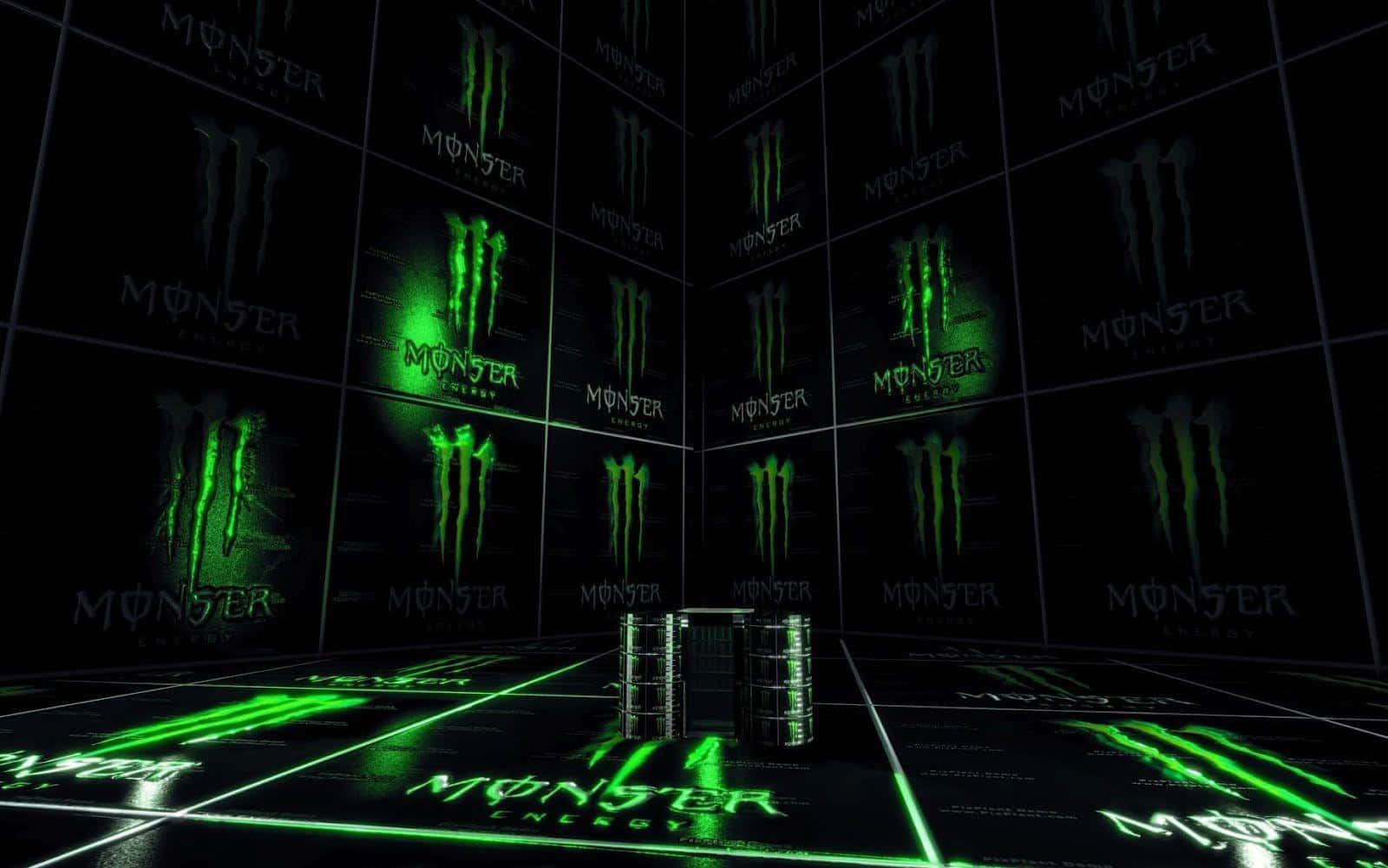Monster Energy 桌布 壁紙 — 一個黑暗的房間，牆壁和地板上環繞著中央金屬講台，有發光的綠色Monster Energy標誌。