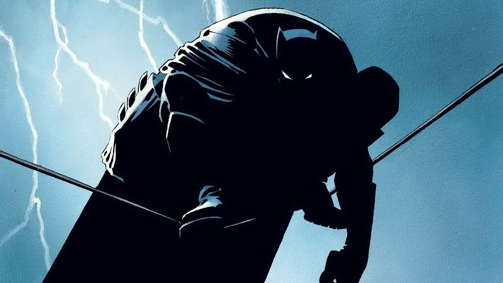 Batman The Dark Knight Returns 桌布 壁紙 — 一個黑暗的蝙蝠俠剪影蹲伏在暴風雨的天空下，身後閃電劈啪作響。