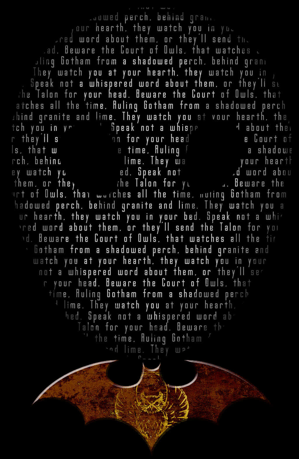 The Court Of Owls 桌布 壁紙 — 一個黑暗的蝙蝠俠標誌在黑色背景上以金色發光，並帶有重複的關於貓頭鷹法庭的不祥文字。