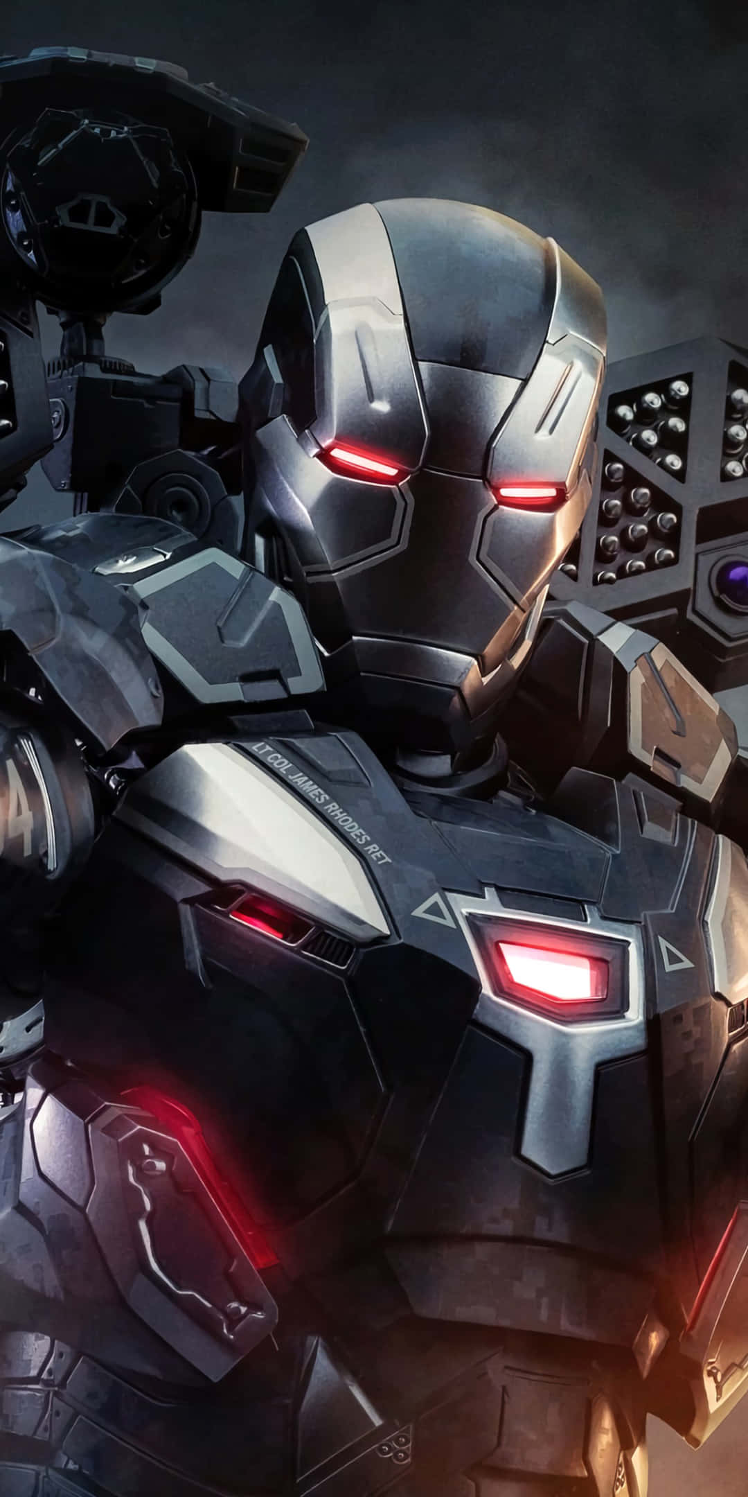 James Rhodes 桌布 壁紙 — 一個黑暗裝甲超級英雄的特寫，擁有發光的紅色眼睛和胸部燈光，背景是陰暗的機械風格。