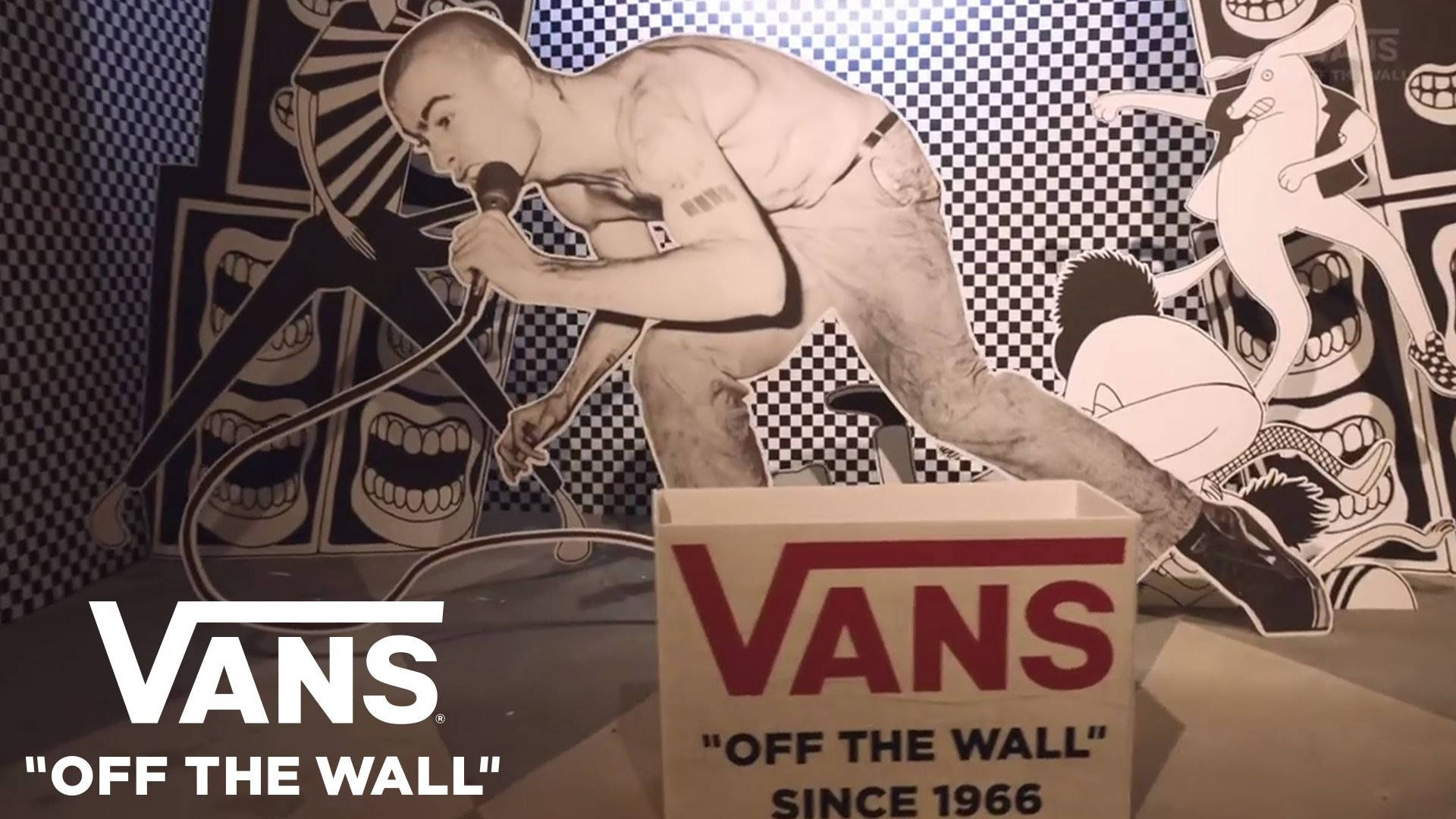 Vans Off The Wall 1966 壁紙 — 一個黑白剪影的歌手拿著咪高峰，站在一面帶有尖叫嘴巴和格子圖案的塗鴉風格牆前。
