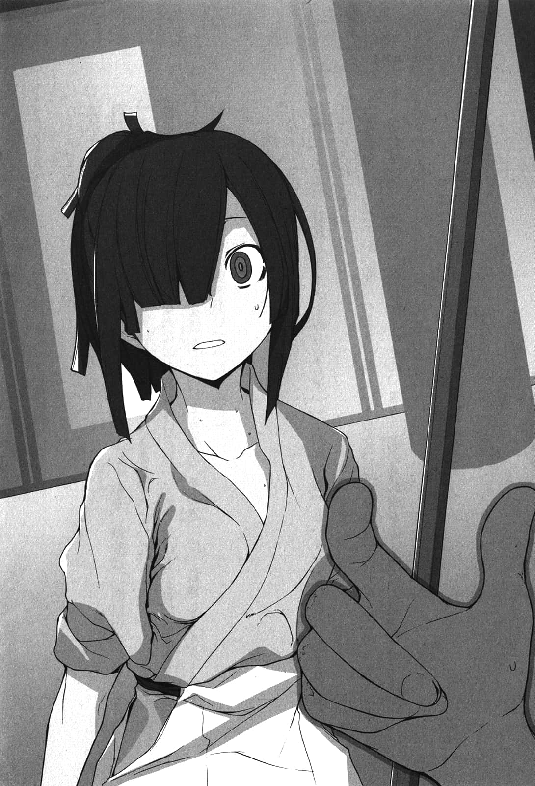 Akane Awakusu 桌布 壁紙 — 一個黑白動畫女孩穿著長袍，在室內露出驚訝的表情豎起大拇指。