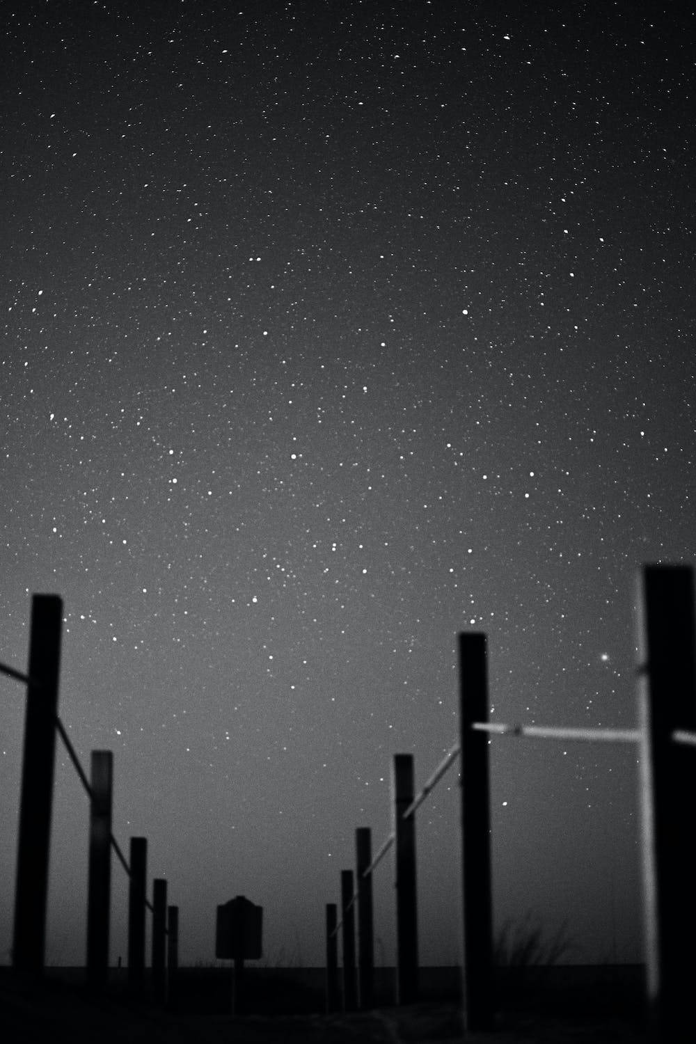 由籬笆柱框住的黑白星空夜空