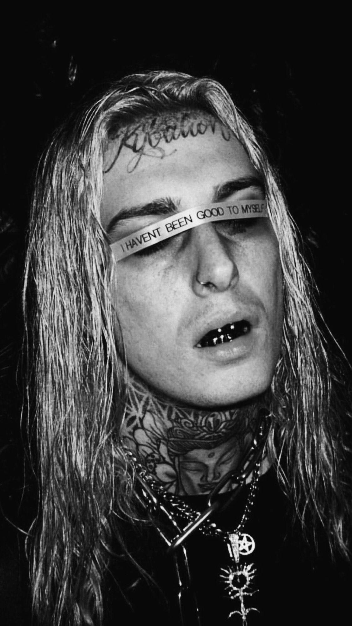 Ghostemane 桌布 壁紙 — 一個黑白特寫，一個有紋身、長髮的人戴著寫有「I HAVEN'T BEEN GOOD TO MYSELF」的眼罩和多條項鍊。