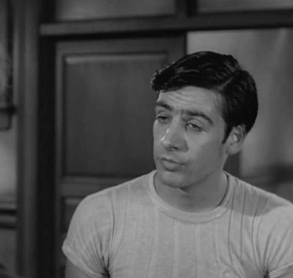 American Actor Jerry Orbach Try To Remember Musical 壁紙 — 一個黑白特寫，一個穿著羅紋T恤的男人在昏暗的房間裡若有所思地望向鏡頭外。