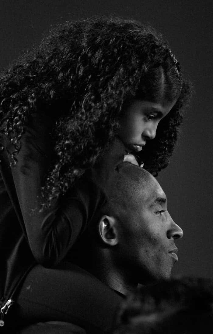 Kobe And Gigi 桌布 壁紙 — 一個黑白肖像，一個捲髮小女孩坐在一個男人的肩膀上，兩人若有所思地向前凝視。