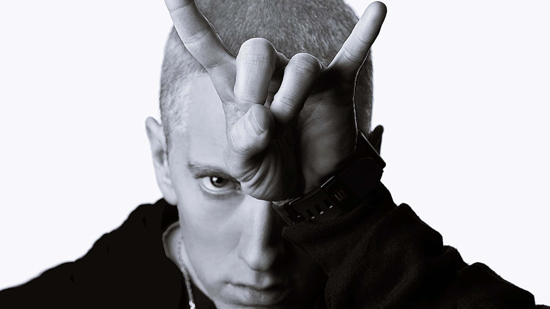 Eminem 桌布 壁紙 — 一個黑白肖像，一名男子在純色背景前用手勢遮住臉部。