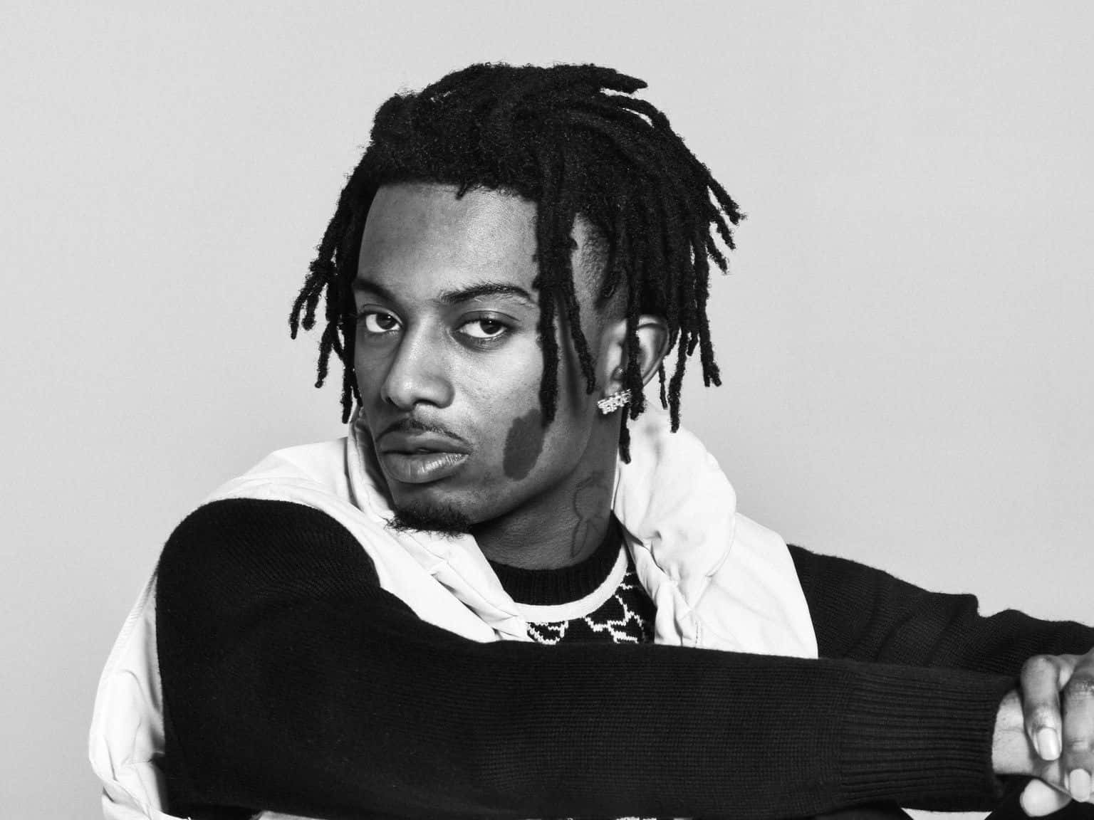 一名留著辮子、表情嚴肅的男子在工作室中的肖像。 — Playboi carti GIF 壁紙