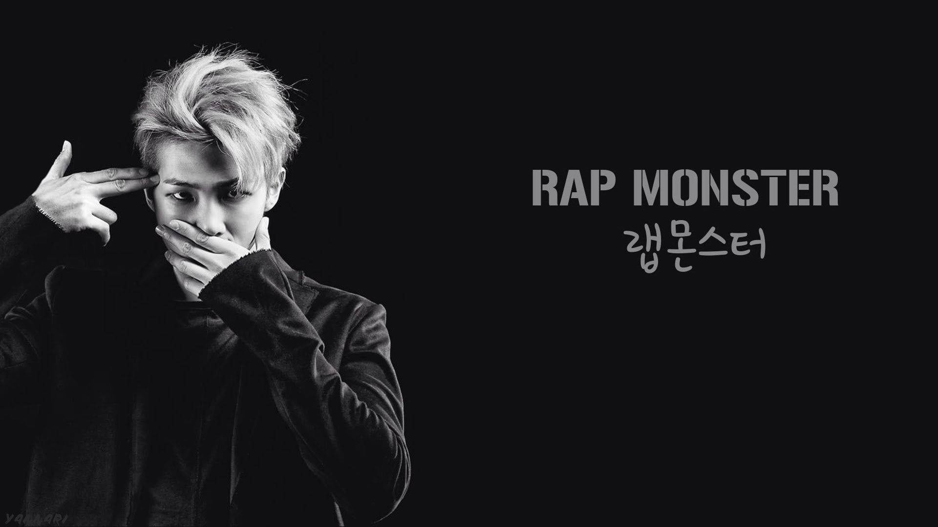 RM BTS Rap Monster Mixtape 壁紙 — 一個黑白肖像，一名頭髮豎起的男子做出槍指頭部的手勢，同時掩住嘴巴。