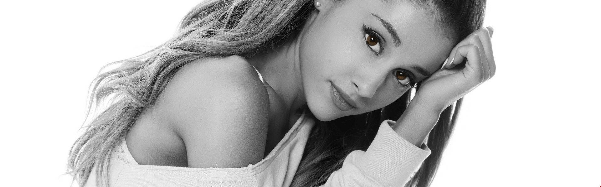 Ariana Grande Breaking Records 壁紙 — 一個黑白肖像，長髮女性將頭靠在手上，背景為純白色。
